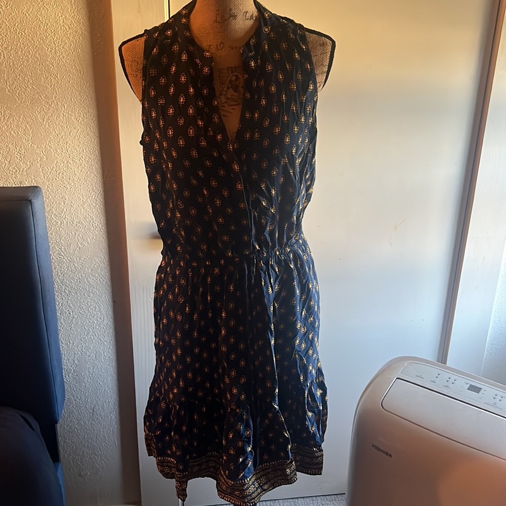 Woman’s Gap beautiful dress dark dark blue! Excellent condition very consistent!